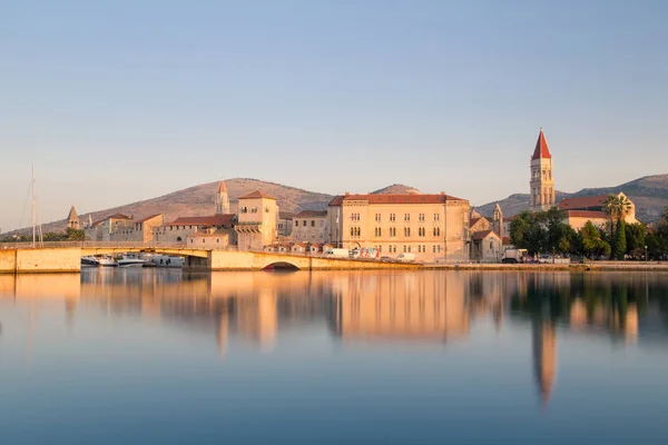 Zobacz Waterfront piękny Trogir, Chorwacja — Zdjęcie stockowe