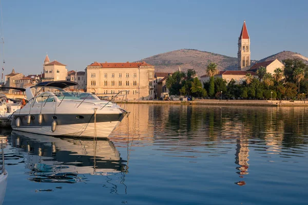 Zobacz Waterfront piękny Trogir, Chorwacja — Zdjęcie stockowe