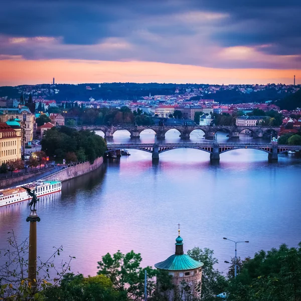 Výhled na město a most přes Vltavu — Stock fotografie