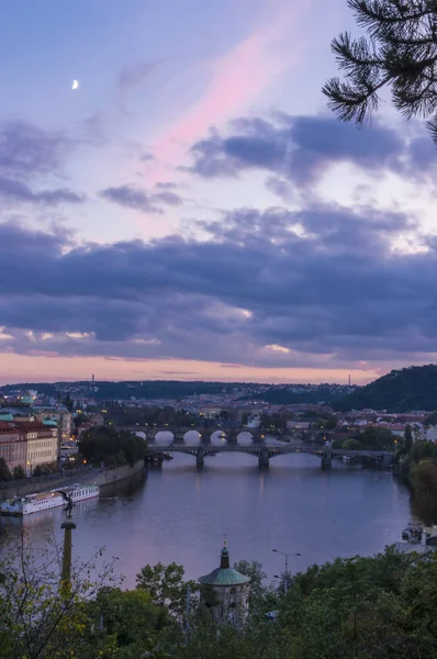 Utsikt över staden och bron över Vltava — Stockfoto