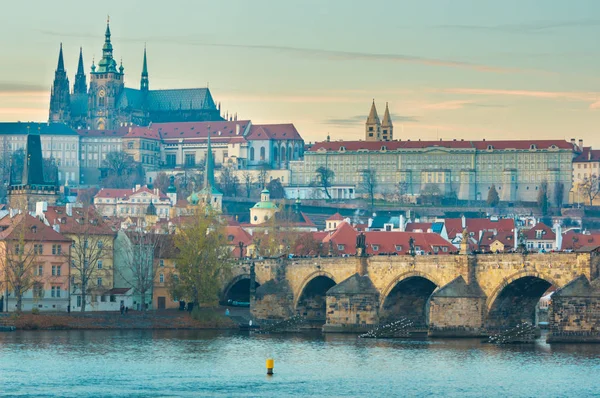 Vista sul Castello di Praga e sul Ponte di Carles — Foto Stock