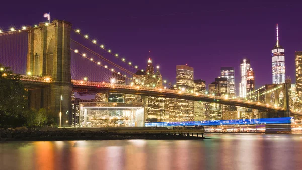 En magnifik utsikt över nedre Manhattan och Brooklyn Bridge — Stockfoto
