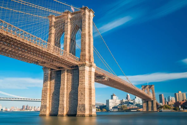 En magnifik utsikt över nedre Manhattan och Brooklyn Bridge — Stockfoto