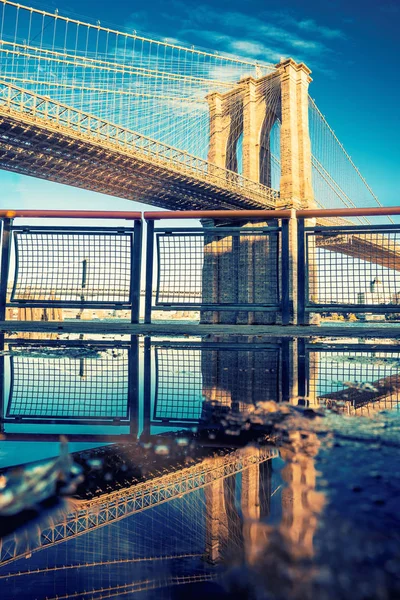 Brooklyn Bridge vid vattnet i centrala Manhattan, New York — Stockfoto