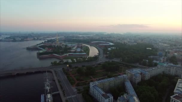 Flygfoto över Peter och Paul Fortress i Sankt-Petersburg på kvällen — Stockvideo