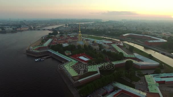 Aerial view of Peter and Paul Fortress in Saint-Petersburg at the evening — Stock Video