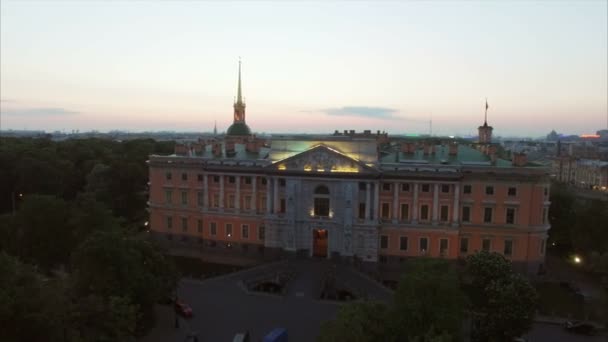 4 k letecký pohled na hrad Saint-Petersburg Michaels na večer — Stock video