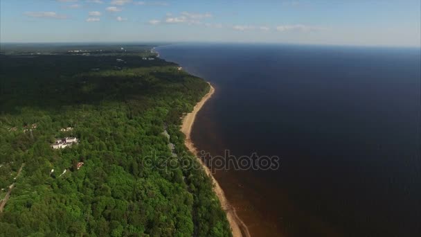 4k vue aérienne paysage avec route sur la côte 