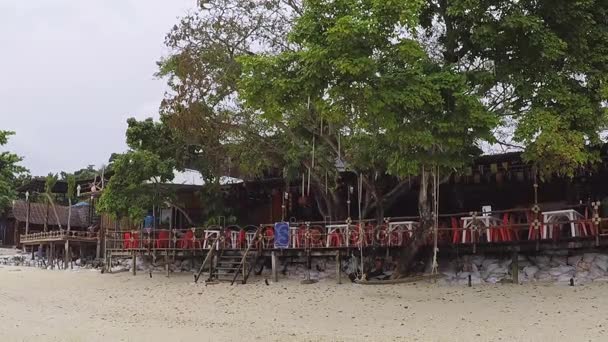亚洲的餐厅，在海滩上 — 图库视频影像