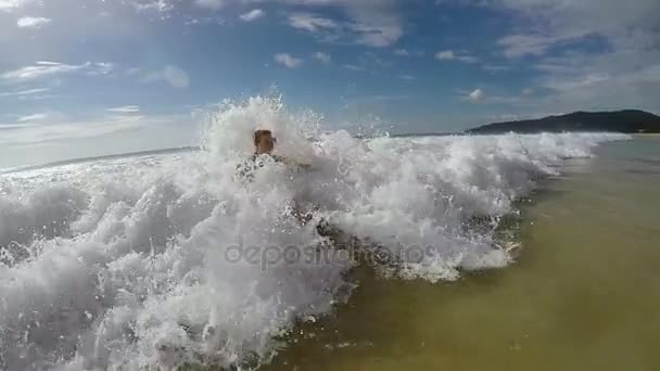 Denizin dalgaları sarışın genç kadın — Stok video