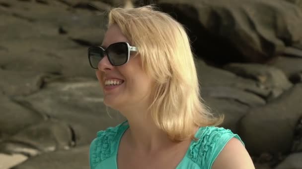 Jonge blonde vrouw wandelingen op het strand — Stockvideo