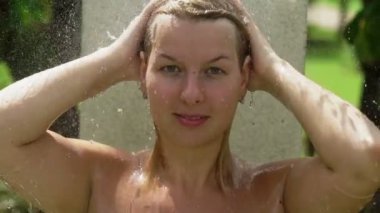 Seksi sarışın kadın açık duş alıyor