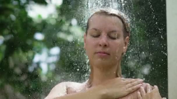 Femme blonde sexy prenant une douche en plein air — Video