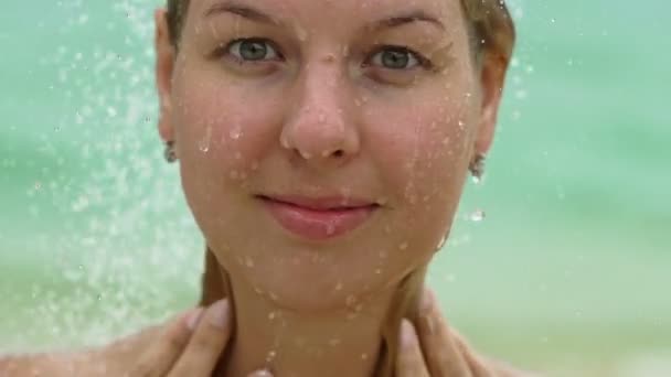 Сексуальная блондинка принимает душ на открытом воздухе — стоковое видео