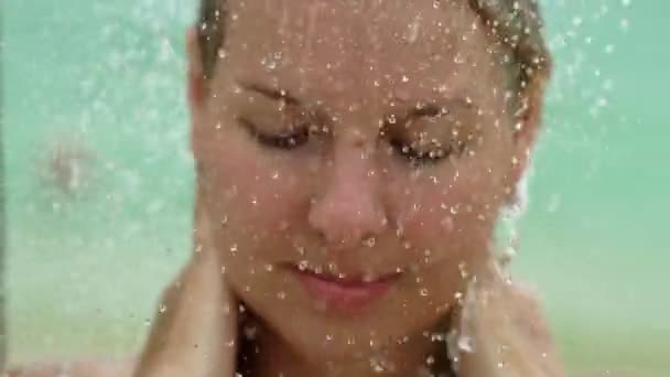 Sexy mujer rubia tomando ducha al aire libre — Vídeo de stock