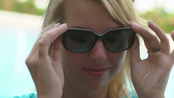 Seksi sarışın kadın güneş gözlüğü kaldırır — Stok video