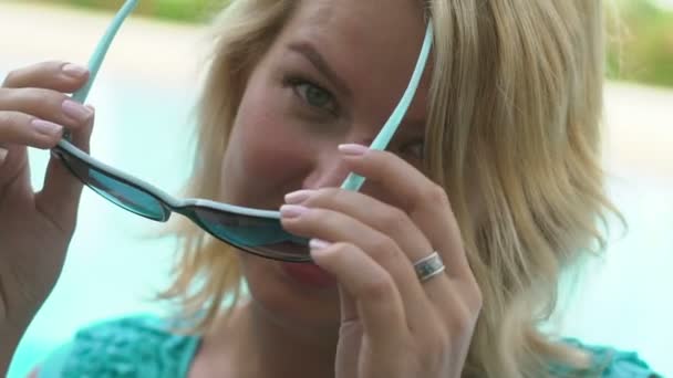 Seksi sarışın kadın güneş gözlüğü takıyor — Stok video