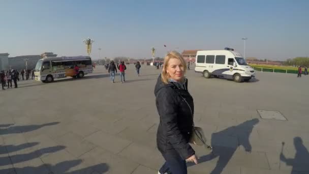 ПЕКИН, КИТАЯ, НОЯБРЬ, 24 ноября 2016 г.: Женщина на площади Тяньаньмэнь — стоковое видео