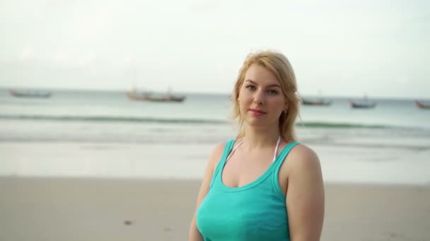 Joven rubia en la playa — Vídeos de Stock