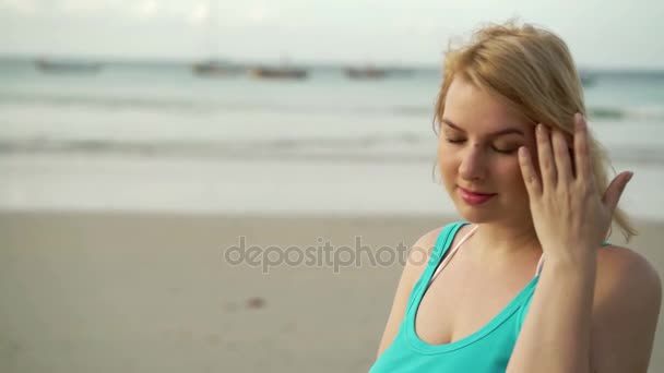 Молодая блондинка на пляже — стоковое видео