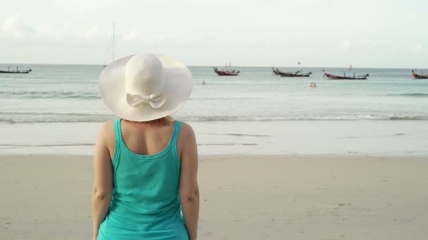 Mladá blondýna žena na pláži — Stock video