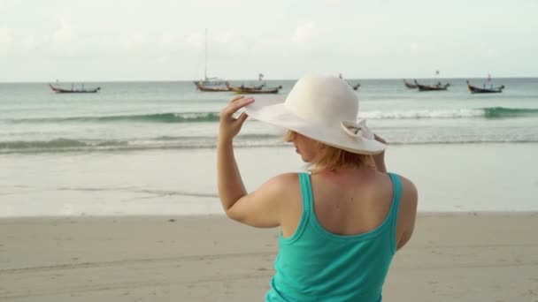 Mladá blondýna žena na pláži — Stock video