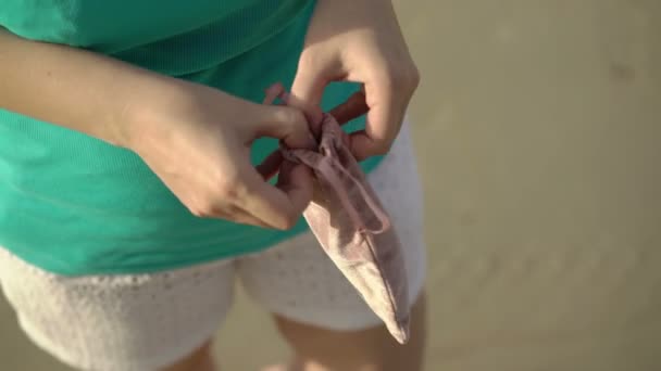 Jovem loira na praia usando óculos de sol — Vídeo de Stock