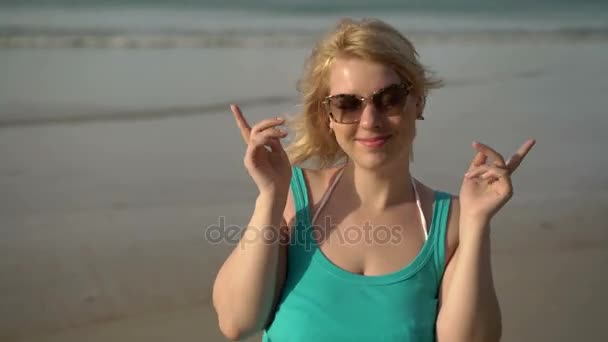 Mujer rubia joven en la playa bailando — Vídeos de Stock