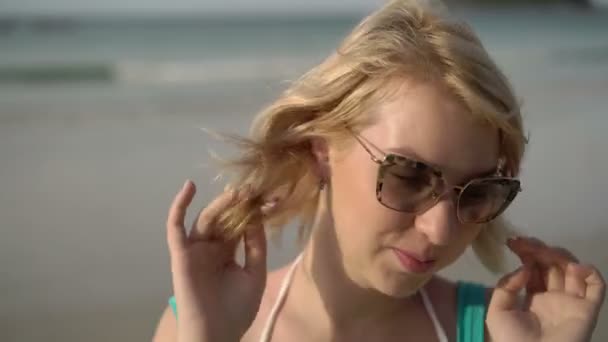 Joven rubia en la playa bailando de cerca — Vídeos de Stock