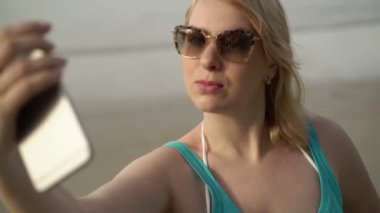 Sahilde selfie alarak genç sarışın kadınla
