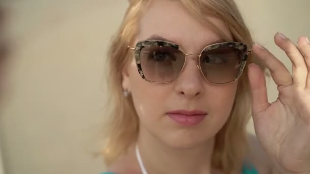 Junge blonde Frau am Strand macht Selfie — Stockvideo