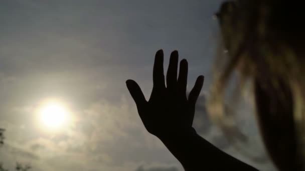 Mulher pegando o sol à mão — Vídeo de Stock