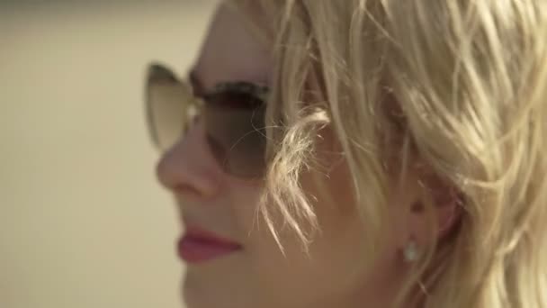Mladá blondýnka v bikinách na pláži — Stock video
