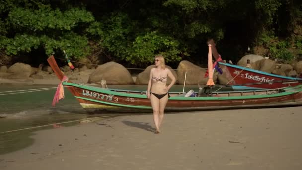 Jovem loira de biquíni na praia — Vídeo de Stock