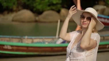 Bir köyde bikini ve plaj elbise giyen genç sarışın kadın