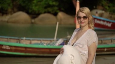 Sarışın genç kadın bikini ve plaj kulübe ile elbise