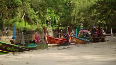Phuket, Tayland, 25 Aralık 2016: Asya tekneler sahilde