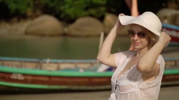 Młoda Blondynka w bikini i plaża hut noszenie sukienka — Wideo stockowe