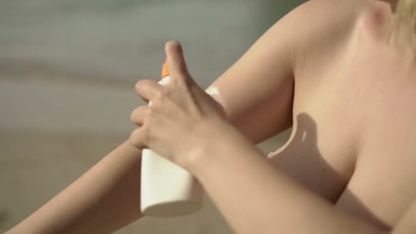 Tineri sexy femeie using soare spray — Videoclip de stoc