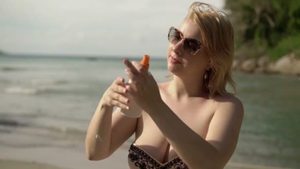 Joven sexy mujer usando sol spray — Vídeo de stock