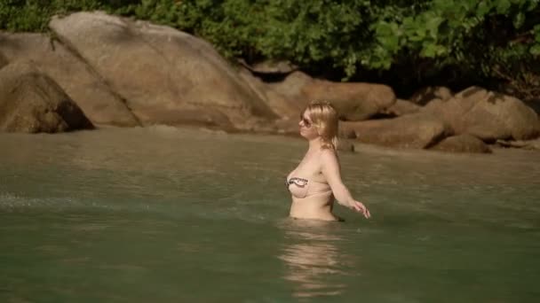 Jovem mulher sexy tomando banho de sol no mar — Vídeo de Stock