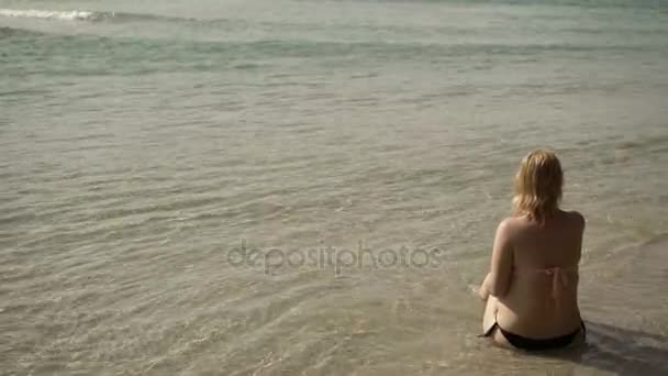 Młody, sexy kobieta, opalając się w morze — Wideo stockowe