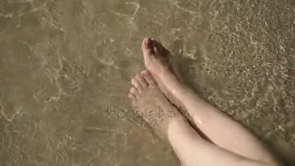 Jonge sexy vrouw zonnebaden in zee — Stockvideo