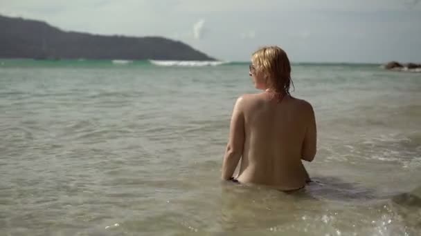 Mujer sexy joven tomando el sol en el mar — Vídeos de Stock