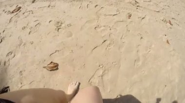 Sahilde denize yürüyen kadın