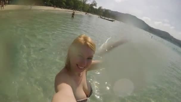 Kvinnan tar selfie video på en strand — Stockvideo