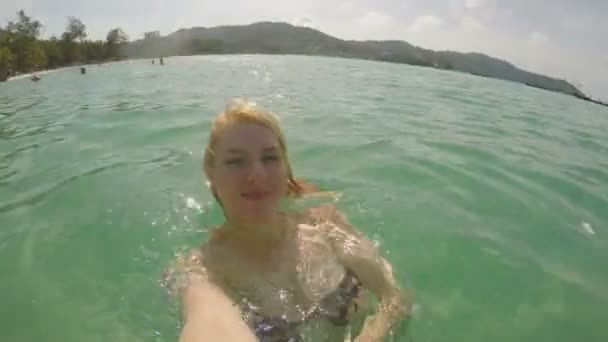 Frau macht Selfie-Video am Strand — Stockvideo