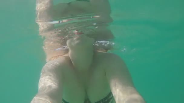 युवा महिला समुद्र में तैर रही — स्टॉक वीडियो