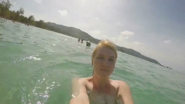 女性のビーチに selfie のビデオを撮影 — ストック動画