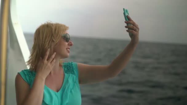 Junge Frau auf Schiffsschreibtisch macht Selfie — Stockvideo